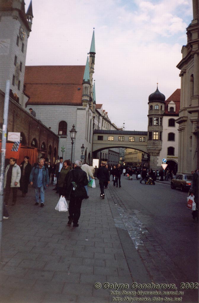 Мюнхен. Вид на улицу Sparkassenstrasse.