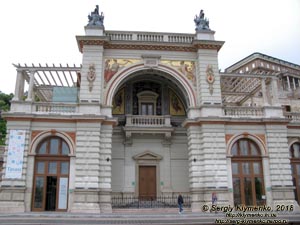 Будапешт (Budapest), Венгрия (Magyarország). Фото. Замковый (Варкертский) базар (Várkert Bazár) на площади Миклоша Ибля (Ybl Miklós tér).