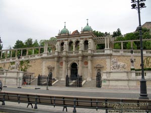 Будапешт (Budapest), Венгрия (Magyarország). Фото. Замковый (Варкертский) базар (Várkert Bazár) на площади Миклоша Ибля (Ybl Miklós tér).