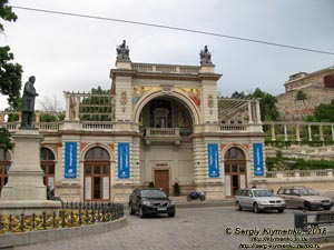 Будапешт (Budapest), Венгрия (Magyarország). Фото. Замковый (Варкертский) базар (Várkert Bazár) на площади Миклоша Ибля (Ybl Miklós tér).