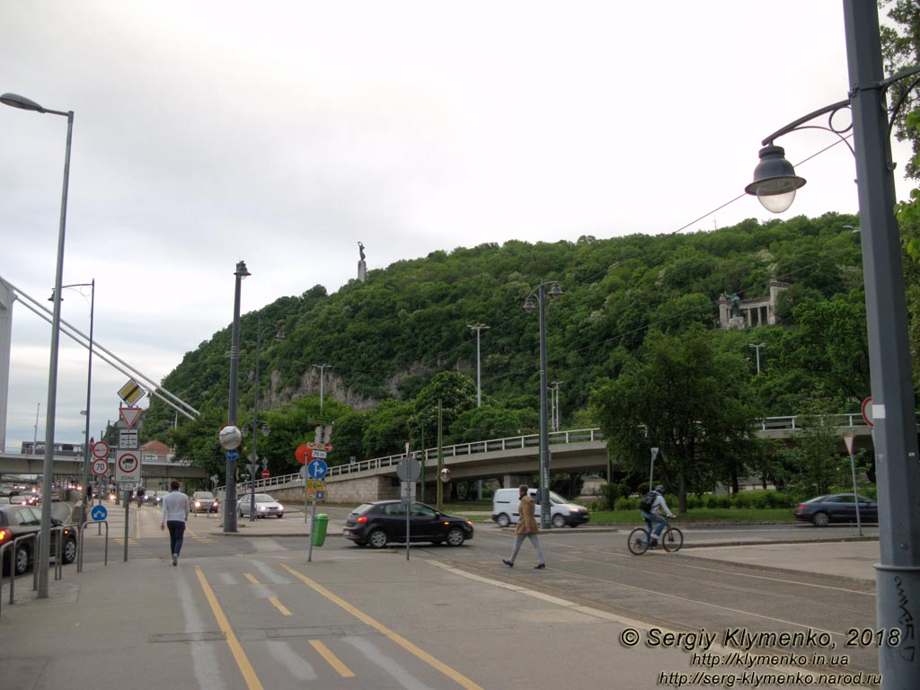 Будапешт (Budapest), Венгрия (Magyarország). Фото. Впереди - мост Эржебет (Erzsébet híd). Справа - Буда, площадь Дёбрентеи (Döbrentei tér).
