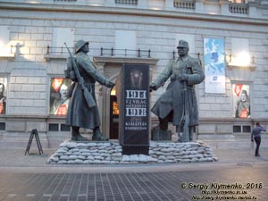 Будапешт (Budapest), Венгрия (Magyarország). Фото. Буда, скульптурные группы перед Южными дворцами Замкового (Варкертского) базара (Várkert Bazár Déli Paloták, Ybl Miklós tér 2-6).
