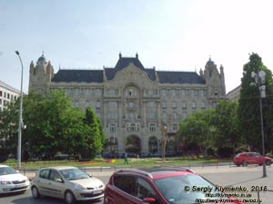 Будапешт (Budapest), Венгрия (Magyarország). Фото. Вид на площадь Иштвана Сеченьи (Széchenyi István tér) и отель «Дворец Грешем» (Gresham-palota) с Цепного моста (Széchenyi lánchíd).