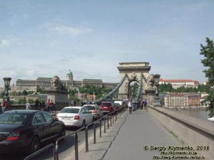 Будапешт (Budapest), Венгрия (Magyarország). Фото. Цепной мост, или мост Сеченьи (Széchenyi lánchíd). Вид от Пешта (с левого берега Дуная). На противоположном берегу - Замок Буда (Budavári Palota).