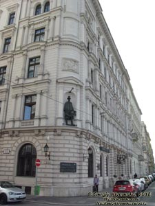 Будапешт (Budapest), Венгрия (Magyarország). Фото. Пешт, вдоль Széchenyi rakpart. Статуя Иштвана Сеченьи (Zoltán u. 1).