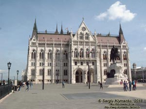 Будапешт (Budapest), Венгрия (Magyarország). Фото. Конная статуя графа Дьюла Андраши (Gróf Andrássy Gyula lovas szobrát) перед зданием парламента Венгерии (Országház).
