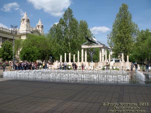 Будапешт (Budapest), Венгрия (Magyarország). Фото. Площадь Свободы (Szabadság tér). Мемориал жертвам германской оккупации (A német megszállás áldozatainak emlékműve) и интерактивный фонтан (Interaktív szökőkút).