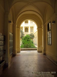 Будапешт (Budapest), Венгрия (Magyarország). Фото. Пешт. Внутренний дворик дома по адресу Október 6. u. 3.