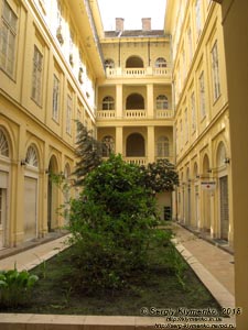 Будапешт (Budapest), Венгрия (Magyarország). Фото. Буда. Внутренний дворик дома по адресу Október 6. u. 3.