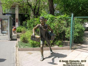 Будапешт (Budapest), Венгрия (Magyarország). Фото. Пешт. Возле сквера на площади Хильда (Hild tér park). Статуя мальчишки - разносчика газет (Rikkancs szobor).
