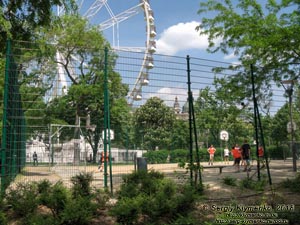 Будапешт (Budapest), Венгрия (Magyarország). Фото. Пешт. Площадь Елизаветы (Erzsébet tér). Колесо обозрения (Budapest Óriáskereke).