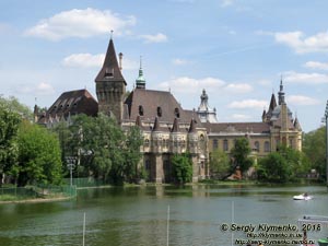 Будапешт (Budapest), Венгрия (Magyarország). Фото. Замок Вайдахуньяд (Vajdahunyad vára), вид со стороны озера (Városligeti-tó).