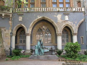 Будапешт (Budapest), Венгрия (Magyarország). Фото. Замок Вайдахуньяд (Vajdahunyad vára). Памятник венгерскому политику графу Шандору Каройи (Gróf Károlyi Sándor szobra).