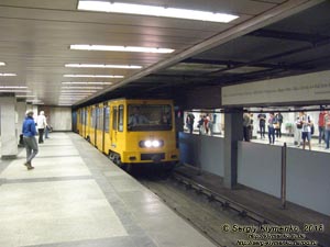 Будапешт (Budapest), Венгрия (Magyarország). Фото. На станции «Площадь Деака Ференца» (Deák Ferenc tér metróállomás) линии M1 («жёлтой») Будапештского метрополитена.