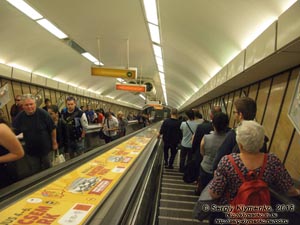 Будапешт (Budapest), Венгрия (Magyarország). Фото. Станция «Площадь Деака Ференца» (Deák Ferenc tér metróállomás), на эскалаторе между платформами линий M1 и M2 Будапештского метрополитена.