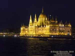 Будапешт (Budapest), Венгрия (Magyarország). Фото. Здание парламента Венгерии (Országház) ночью. Вид со стороны Буды (Buda).