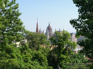 Будапешт (Budapest), Венгрия (Magyarország). Фото. Буда. Вдоль Hunyadi János út, вид на здание парламента Венгерии (Országház).