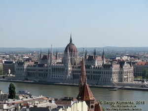 Будапешт (Budapest), Венгрия (Magyarország). Фото. Буда. Вид на Дунай и здание парламента Венгерии (Országház) с Рыбацкого бастиона (Halászbástya).