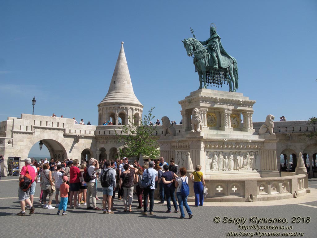 Будапешт (Budapest), Венгрия (Magyarország). Фото. Буда. Статуя Святого Иштвана (Szent István lovasszobra) на Южном Рыбацком бастионе (Déli Halászbástya).