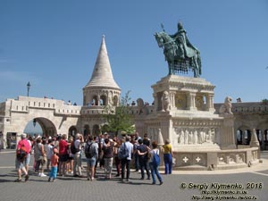 Будапешт (Budapest), Венгрия (Magyarország). Фото. Буда. Статуя Святого Иштвана (Szent István lovasszobra) на Южном Рыбацком бастионе (Déli Halászbástya).