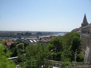 Будапешт (Budapest), Венгрия (Magyarország). Фото. Вид на Дунай и Цепной мост Сеченьи (Széchenyi lánchíd) с Рыбацкого бастиона (Halászbástya).