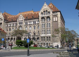 Будапешт (Budapest), Венгрия (Magyarország). Фото. Буда. Площадь Венских Ворот (Bécsikapu tér) и здание Национального Архива Венгрии (Magyar Nemzeti Levéltár).