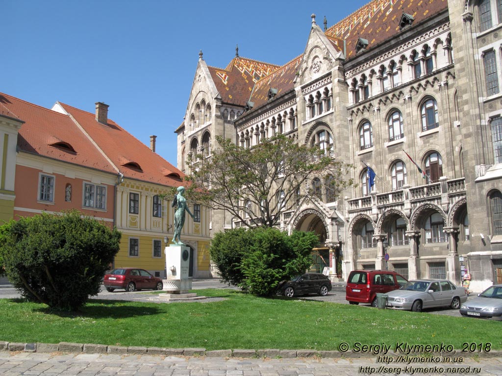 Будапешт (Budapest), Венгрия (Magyarország). Фото. Буда. Площадь Венских Ворот (Bécsikapu tér) и здание Национального Архива Венгрии (Magyar Nemzeti Levéltár).