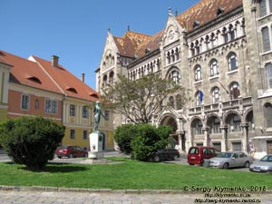 Будапешт (Budapest), Венгрия (Magyarország). Фото. Буда. Площадь Венских Ворот (Bécsikapu tér) и здание Национального Архива Венгрии (Magyar Nemzeti Levéltár).