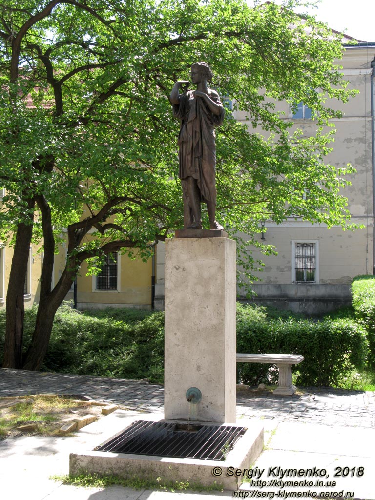 Будапешт (Budapest), Венгрия (Magyarország). Фото. Буда, вдоль улицы Úri (Úri utca). Фонтан с питьевой водой возле башни церкви Марии Магдалины (Mária Magdolna-templom tornya).