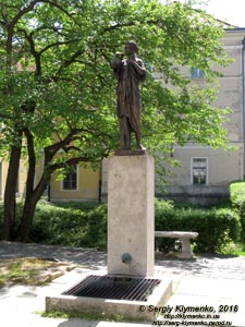 Будапешт (Budapest), Венгрия (Magyarország). Фото. Буда, вдоль улицы Úri (Úri utca). Фонтан с питьевой водой возле башни церкви Марии Магдалины (Mária Magdolna-templom tornya).