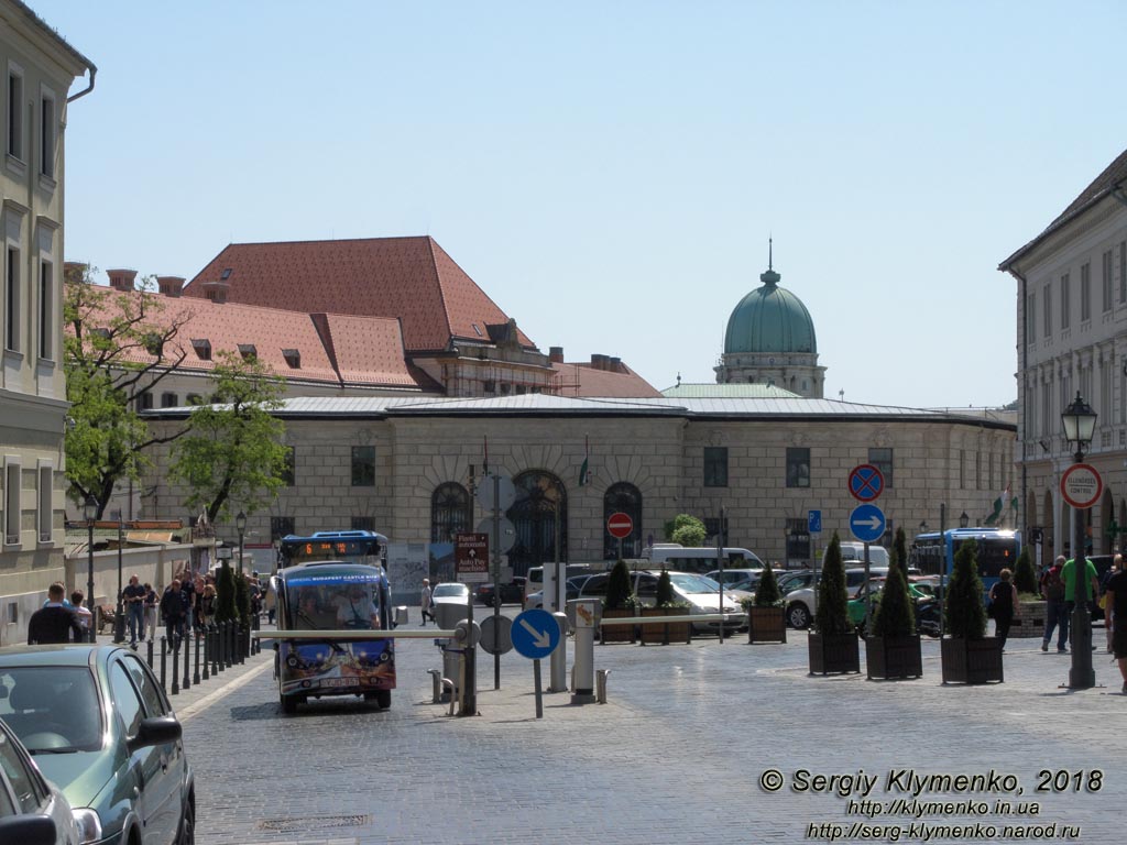 Будапешт (Budapest), Венгрия (Magyarország). Фото. Буда, площадь Dísz (Dísz tér). Вид в сторону Будайской крепости (Budai Vár) и Замковой горы (Várhegy).