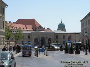 Будапешт (Budapest), Венгрия (Magyarország). Фото. Буда, площадь Dísz (Dísz tér). Вид в сторону Будайской крепости (Budai Vár) и Замковой горы (Várhegy).