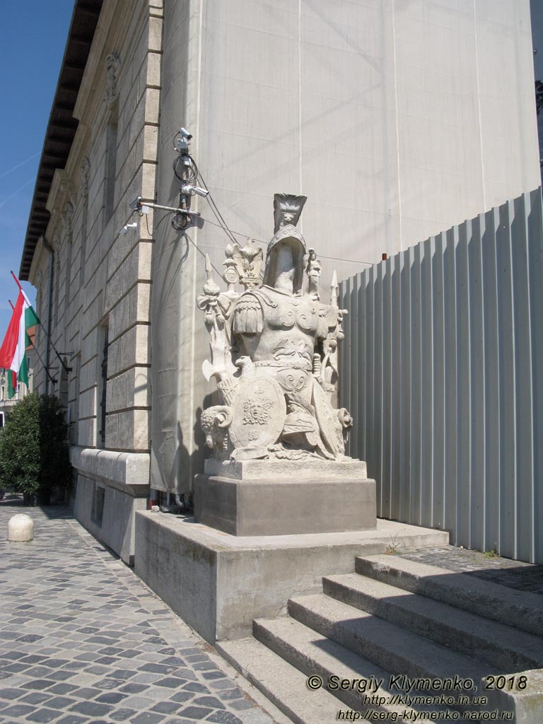 Будапешт (Budapest), Венгрия (Magyarország). Фото. Буда. Статуя брони римского солдата на углу бывшего здания Верховного командования Национальной обороны (Honvéd Főparancsnokság egykori épülete, Dísz tér, 17).