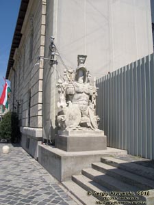 Будапешт (Budapest), Венгрия (Magyarország). Фото. Буда. Статуя брони римского солдата на углу бывшего здания Верховного командования Национальной обороны (Honvéd Főparancsnokság egykori épülete, Dísz tér, 17).