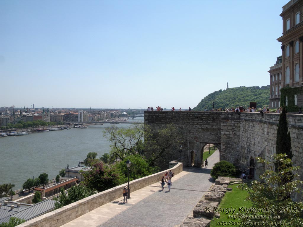 Будапешт (Budapest), Венгрия (Magyarország). Фото. Вид на Дунай и Пешт от Королевского двореца (Budavári Palota).