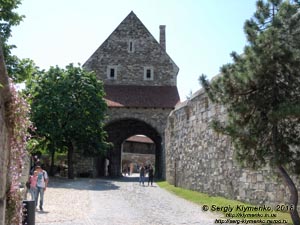 Будапешт (Budapest), Венгрия (Magyarország). Фото. Буда. Надвратная башня большого южного круглого бастиона Будайской крепости (Budavári a nagy rondella kaputornya avagy a Lihegő kapu tornya).
