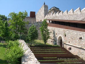 Будапешт (Budapest), Венгрия (Magyarország). Фото. Буда. Лестница от Будайской крепости (Budai Vár) к Váralja utca и Замковому (Варкертскому) базару (Várkert Bazár).