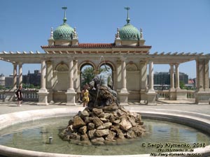 Будапешт (Budapest), Венгрия (Magyarország). Фото. Буда. Фонтан «Тритон» (Triton-kút) и Замковый (Варкертский) базар (Várkert Bazár).
