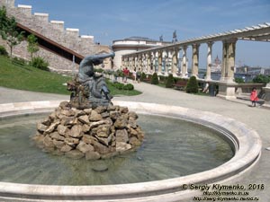 Будапешт (Budapest), Венгрия (Magyarország). Фото. Буда. Фонтан «Тритон» (Triton-kút) и Замковый (Варкертский) базар (Várkert Bazár).