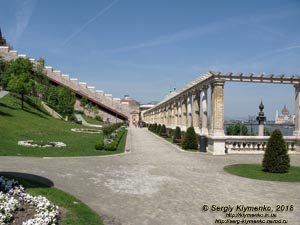 Будапешт (Budapest), Венгрия (Magyarország). Фото. Буда. Váralja utca и Замковый (Варкертский) базар (Várkert Bazár).