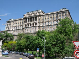 Будапешт (Budapest), Венгрия (Magyarország). Фото. Буда. Королевский дворец (Budavári Palota), крыло Krisztinaváros (Марии Кристины, герцогини Тешенской), вид с площади Dózsa György tér.