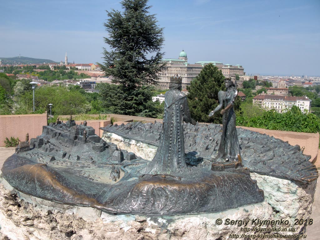 Будапешт (Budapest), Венгрия (Magyarország). Фото. Буда. Скульптурная композиция «Буда встречает Пешт», или «Принц Буда и принцесса Пешт» (Kilátókő szobor, Buda királyfi és Pest királykisasszony) на холме Геллерт (47°29'23"N, 19°02'20"E).