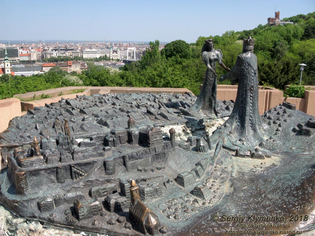 Будапешт (Budapest), Венгрия (Magyarország). Фото. Буда. Скульптурная композиция «Буда встречает Пешт», или «Принц Буда и принцесса Пешт» (Kilátókő szobor, Buda királyfi és Pest királykisasszony) на холме Геллерт (47°29'23"N, 19°02'20"E).