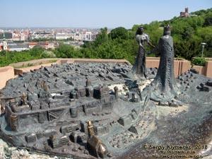 Будапешт (Budapest), Венгрия (Magyarország). Фото. Буда. Скульптурная композиция «Буда встречает Пешт», или «Принц Буда и принцесса Пешт» (Kilátókő szobor, Buda királyfi és Pest királykisasszony) на холме Геллерт (47°29'23"N, 19°02'20"E).