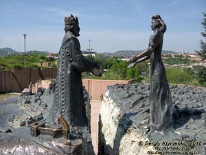 Будапешт (Budapest), Венгрия (Magyarország). Фото. Буда. Скульптурная композиция «Буда встречает Пешт», или «Принц Буда и принцесса Пешт» (Kilátókő szobor, Buda királyfi és Pest királykisasszony) на холме Геллерт (47°29'23"N, 19°02'20"E).