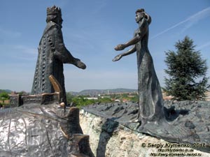 Будапешт (Budapest), Венгрия (Magyarország). Фото. Буда. Скульптурная композиция «Буда встречает Пешт», или «Принц Буда и принцесса Пешт» (Kilátókő szobor, Buda királyfi és Pest királykisasszony) на холме Геллерт (47°29'23"N, 19°02'20"E).