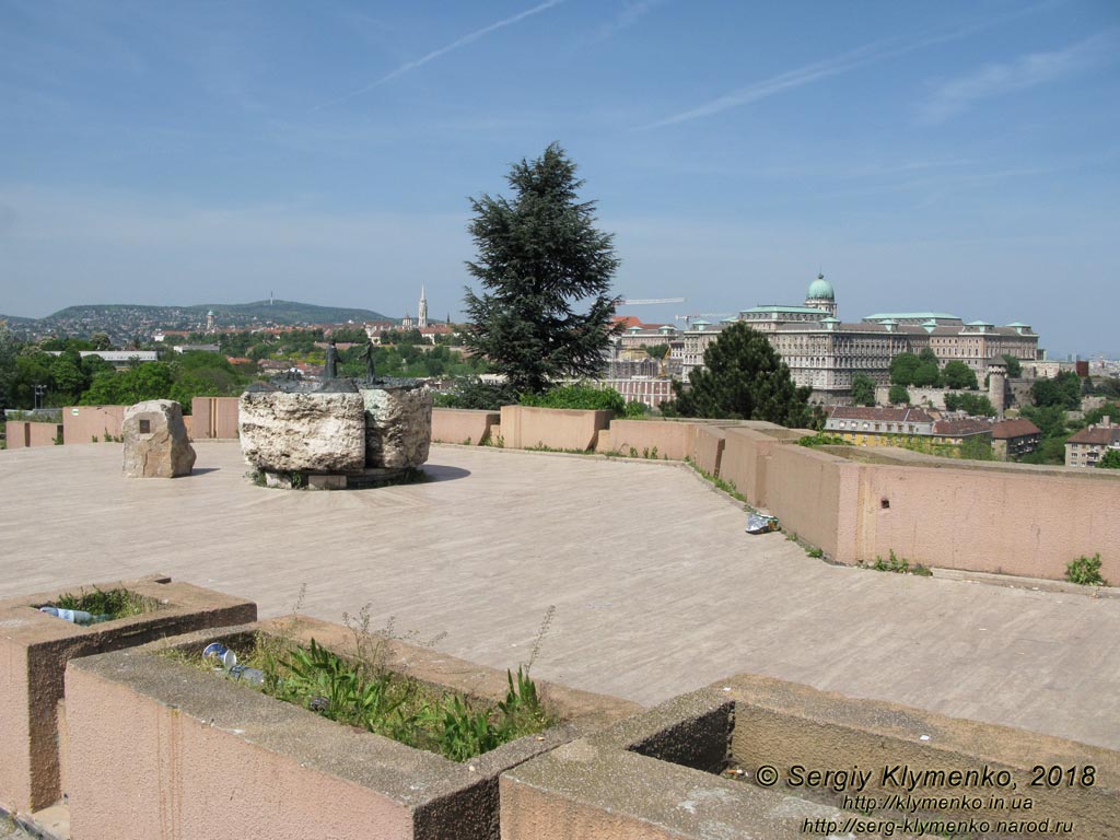 Будапешт (Budapest), Венгрия (Magyarország). Фото. Буда. Скульптурная композиция «Буда встречает Пешт», или «Принц Буда и принцесса Пешт» (Kilátókő szobor, Buda királyfi és Pest királykisasszony) на холме Геллерт (47°29'23"N, 19°02'20"E).