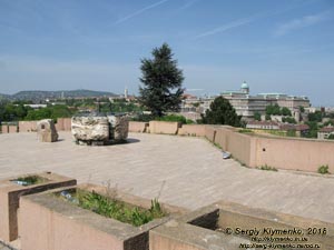 Будапешт (Budapest), Венгрия (Magyarország). Фото. Буда. Скульптурная композиция «Буда встречает Пешт», или «Принц Буда и принцесса Пешт» (Kilátókő szobor, Buda királyfi és Pest királykisasszony) на холме Геллерт (47°29'23"N, 19°02'20"E).