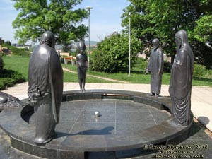 Будапешт (Budapest), Венгрия (Magyarország). Фото. Буда. Группа скульптур «Философский сад» (Filozófiai kert szoborcsoportja) на холме Геллерт (47°29'21"N, 19°02'22"E).