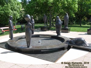 Будапешт (Budapest), Венгрия (Magyarország). Фото. Буда. Группа скульптур «Философский сад» (Filozófiai kert szoborcsoportja) на холме Геллерт (47°29'21"N, 19°02'22"E).